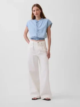 Krótki top dżinsowy z rękawkami typu cap sleeve i zapięciem na guziki z przodu