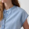Krótki top dżinsowy z rękawkami typu cap sleeve i zapięciem na guziki z przodu