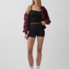 Krótki top GapFit Smooth z wycięciem na plecach