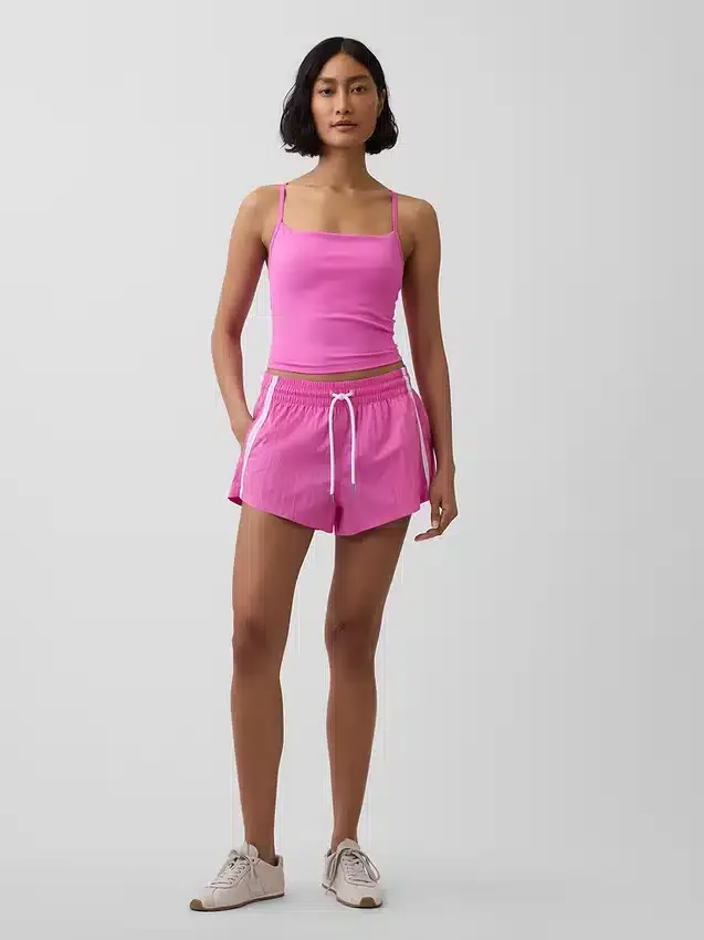 Krótki top GapFit Smooth z wycięciem na plecach