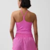 Krótki top GapFit Smooth z wycięciem na plecach