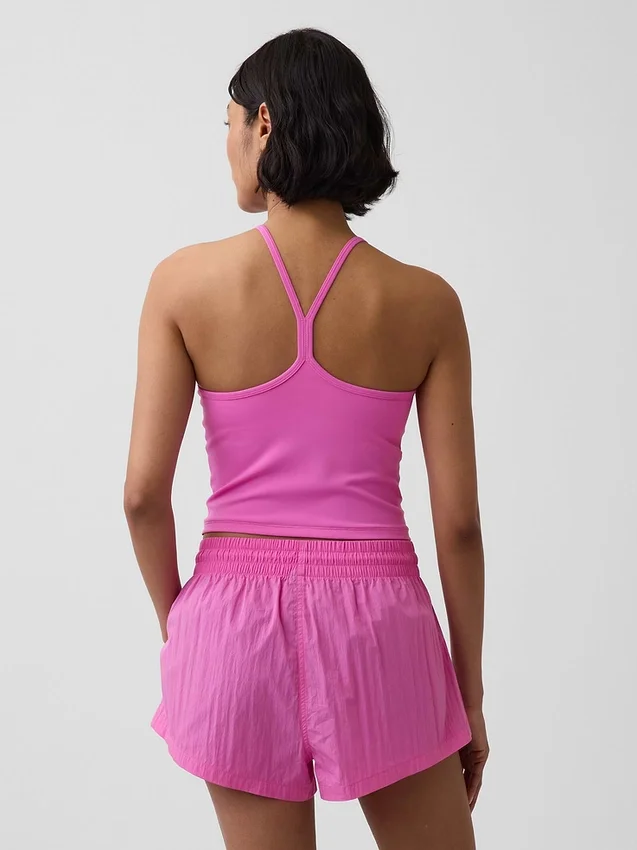 Krótki top GapFit Smooth z wycięciem na plecach