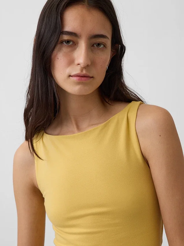 Krótki top z dzianiny o gęstym splocie z dekoltem w łódkę