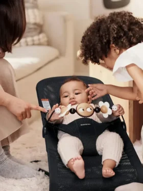 Leżaczek BabyBjörn z zabawką „Googly Eyes”