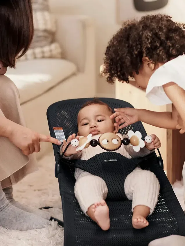 Leżaczek BabyBjörn z zabawką „Googly Eyes”