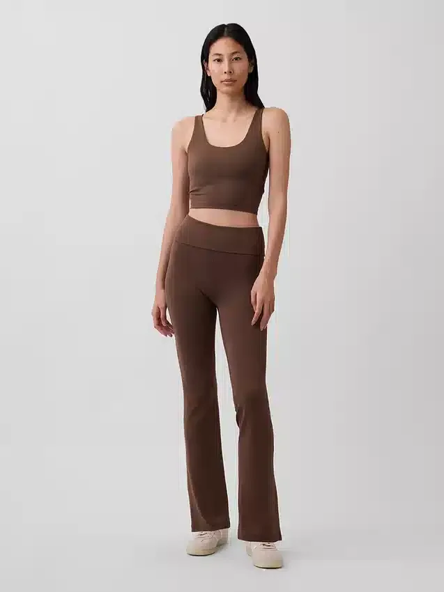 Legginsy GapFit Smooth z podwiniętym paskiem i lekko rozszerzanymi nogawkami