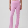 Legginsy GapFit Smooth z podwiniętym paskiem i lekko rozszerzanymi nogawkami