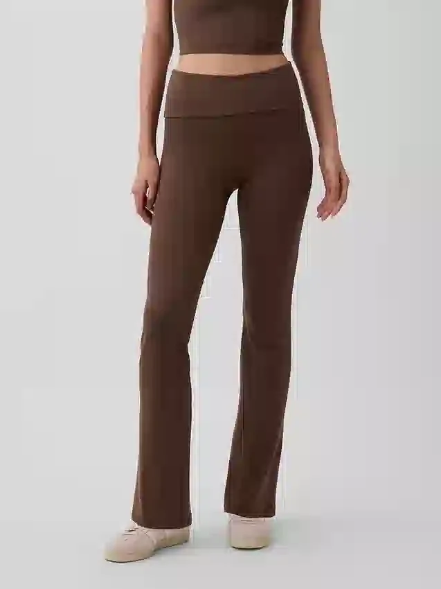 Legginsy GapFit Smooth z podwiniętym paskiem i lekko rozszerzanymi nogawkami