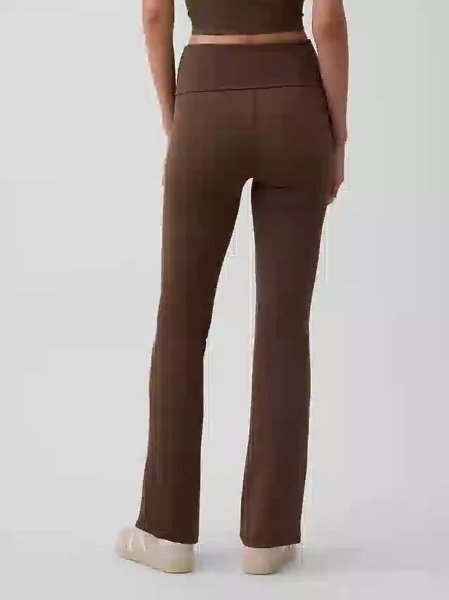 Legginsy GapFit Smooth z podwiniętym paskiem i lekko rozszerzanymi nogawkami