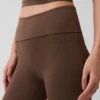 Legginsy GapFit Smooth z podwiniętym paskiem i lekko rozszerzanymi nogawkami