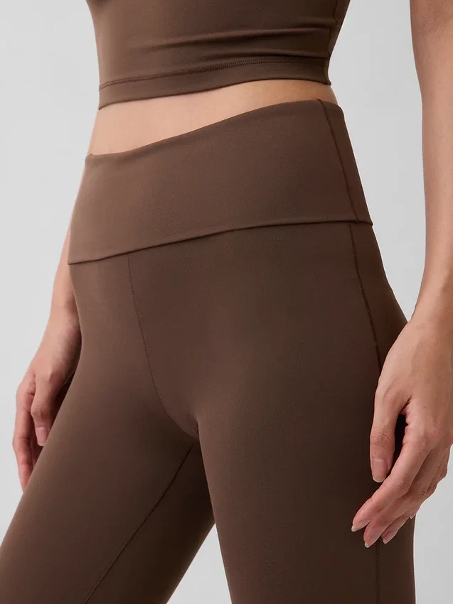 Legginsy GapFit Smooth z podwiniętym paskiem i lekko rozszerzanymi nogawkami