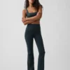 Legginsy GapFit Smooth z wysokim stanem i rozszerzanymi nogawkami