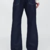 Luźne jeansy typu bootcut