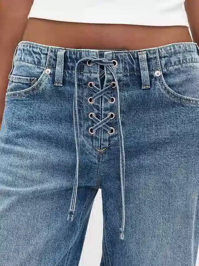 Luźne jeansy z niskim stanem i sznurowaniem w stylu lat 90.