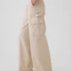 Luźne spodnie cargo w kolorze khaki z średnim stanem