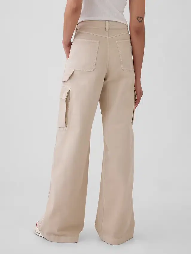 Luźne spodnie cargo w kolorze khaki z średnim stanem