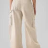 Luźne spodnie cargo w kolorze khaki z średnim stanem