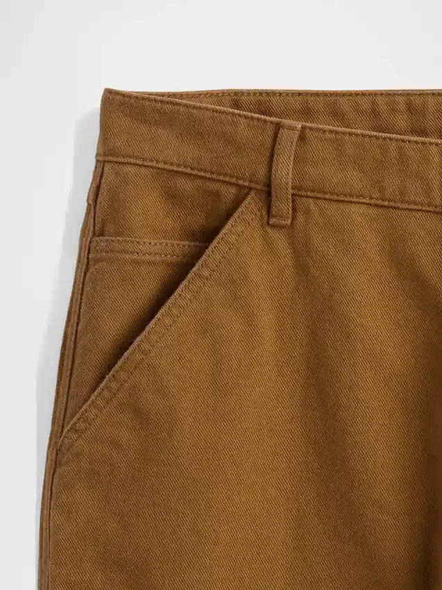 Luźne spodnie khaki o prostym kroju