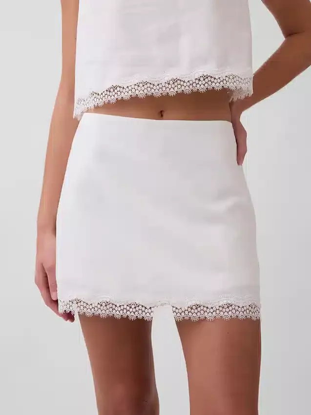 Mini spódniczka-szorty z mieszanki lnu z koronkową lamówką