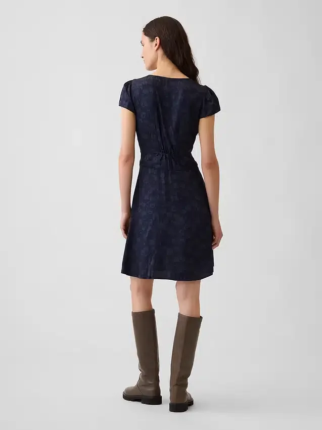 Mini sukienka z nadrukiem i dekoltem w serek