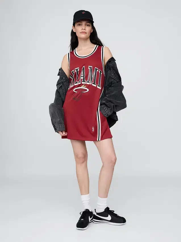 Mini sukienka z recyklingowanej koszulki drużyny NBA Miami Heat