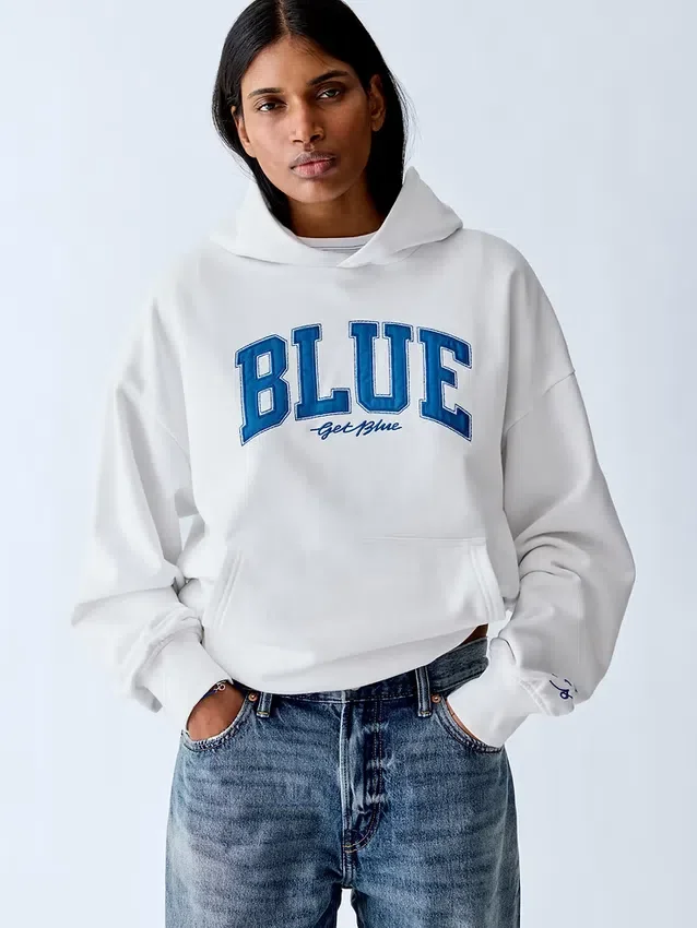 Niebieska bluza z kapturem z grubej dzianiny frotte z logo