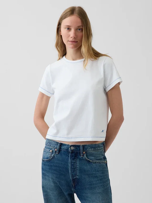 Niebieski T-shirt o luźnym kroju