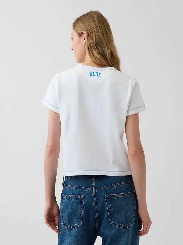 Niebieski T-shirt o luźnym kroju