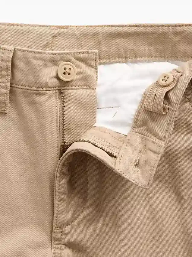 Nowoczesne, luźne spodnie khaki dla dzieci