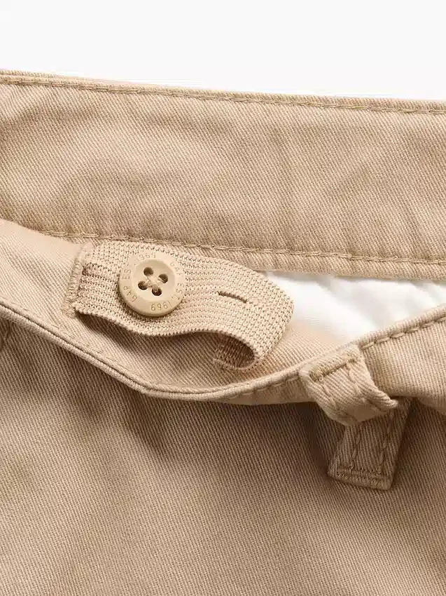 Nowoczesne, luźne spodnie khaki dla dzieci