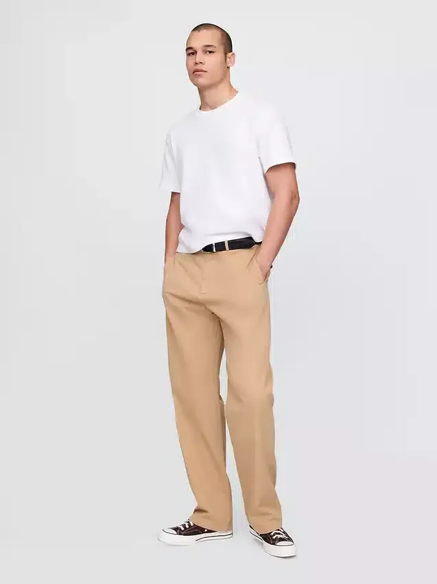 Nowoczesne, luźne spodnie khaki w stylu lat 90.