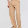 Nowoczesne, luźne spodnie khaki w stylu lat 90.