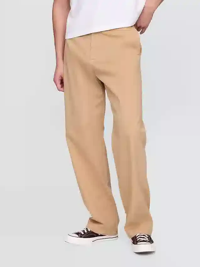 Nowoczesne, luźne spodnie khaki w stylu lat 90.