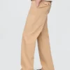 Nowoczesne, luźne spodnie khaki w stylu lat 90.