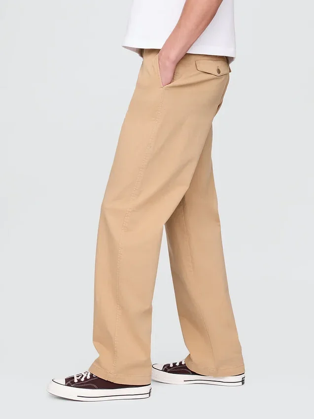 Nowoczesne, luźne spodnie khaki w stylu lat 90.