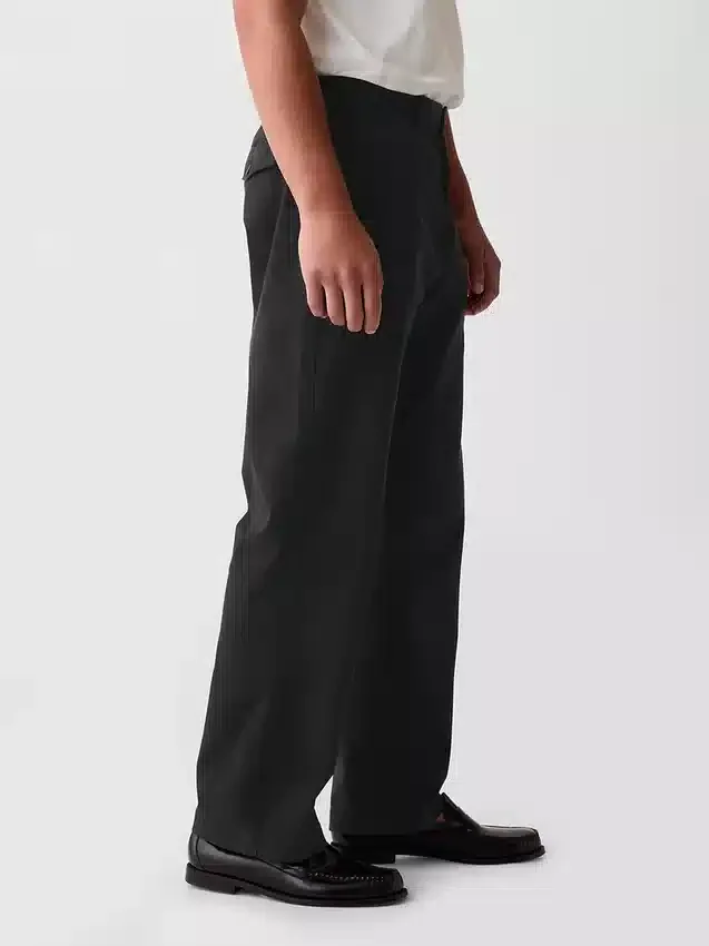 Nowoczesne, luźne spodnie khaki w stylu lat 90.