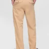 Nowoczesne, luźne spodnie khaki w stylu lat 90.