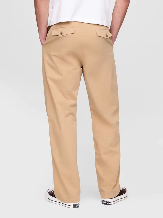 Nowoczesne, luźne spodnie khaki w stylu lat 90.