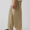 Nowoczesne, luźne spodnie w kolorze khaki