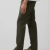 Nowoczesne spodnie khaki o prostym kroju
