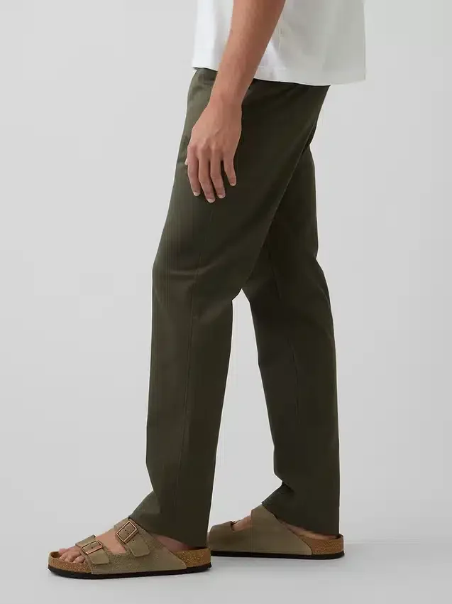 Nowoczesne spodnie khaki o prostym kroju