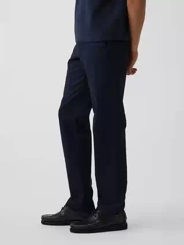 Nowoczesne spodnie khaki o prostym kroju