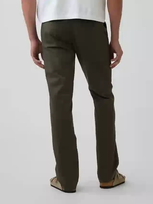 Nowoczesne spodnie khaki o prostym kroju