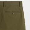 Nowoczesne spodnie khaki o prostym kroju