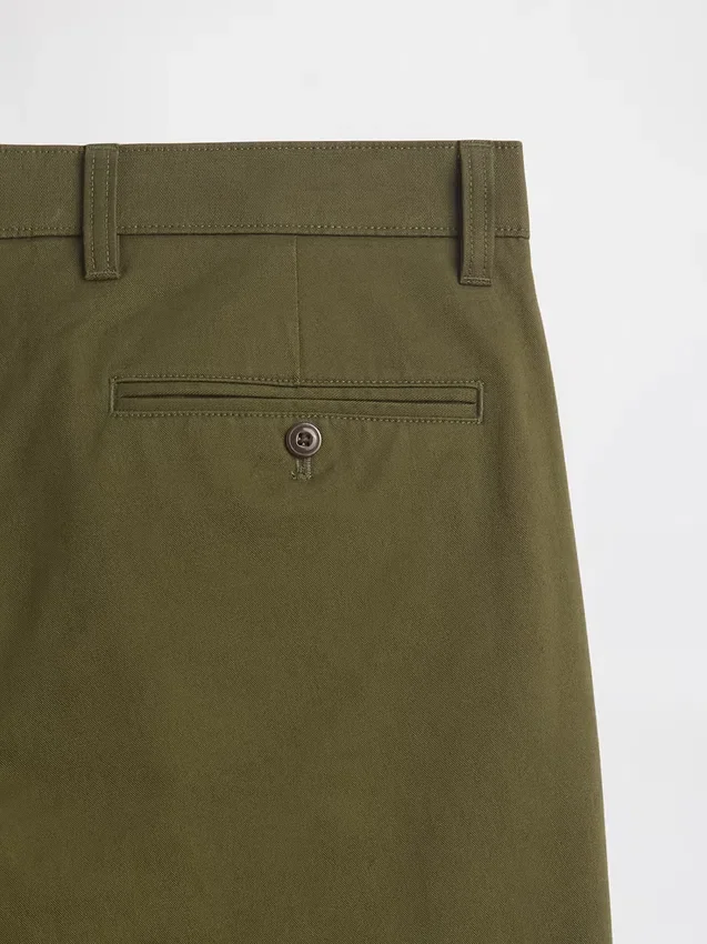 Nowoczesne spodnie khaki o prostym kroju