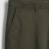 Nowoczesne spodnie khaki o prostym kroju
