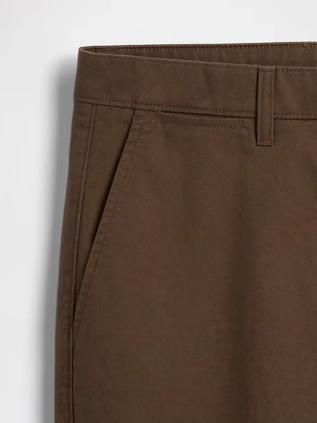 Nowoczesne spodnie khaki o prostym kroju