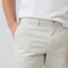 Nowoczesne spodnie khaki o prostym kroju