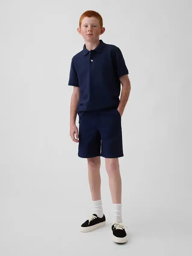 Nowoczesne szorty dziecięce w stylu mundurka w kolorze khaki