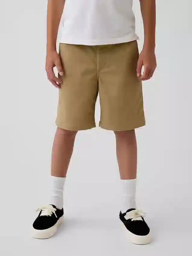 Nowoczesne szorty dziecięce w stylu mundurka w kolorze khaki